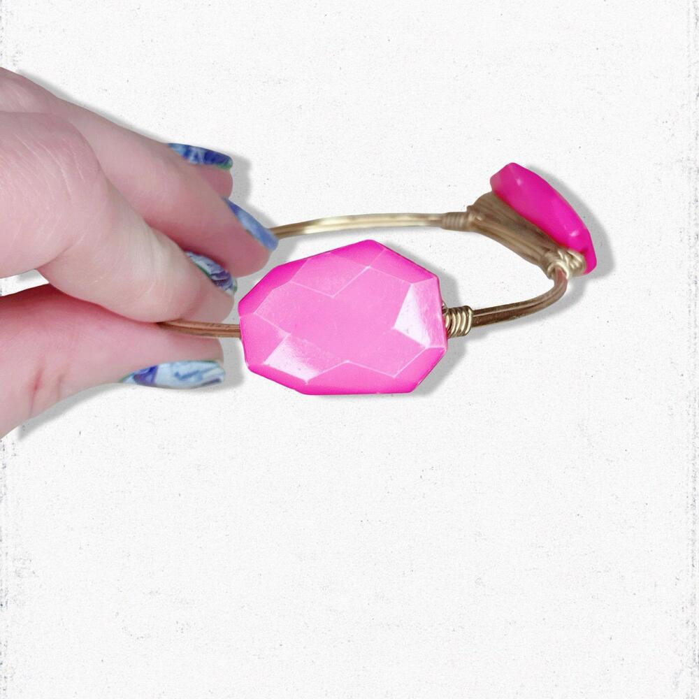 6797. Hot Pink Plastic Goldtone Bracelet